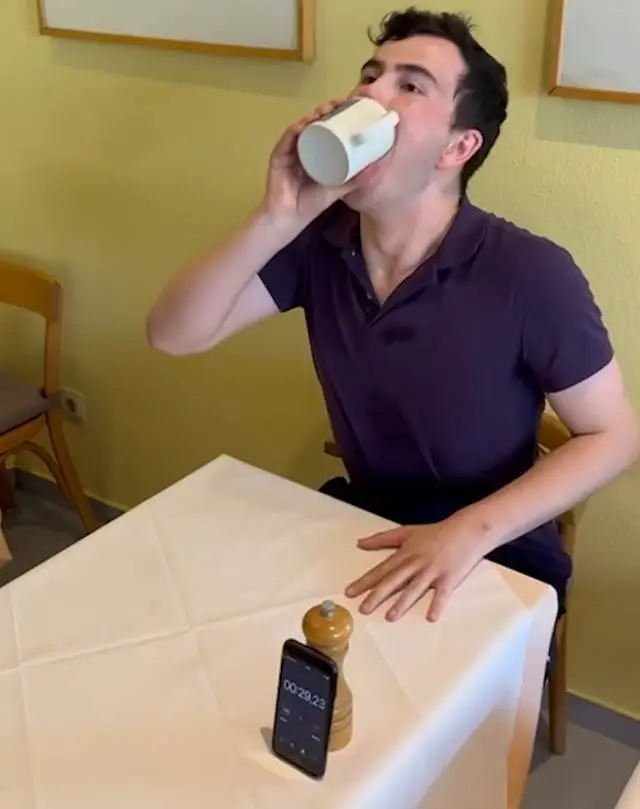 ¡Increíble! Hombre bate récord Guinness al tomar una taza de café en solo 3 segundos