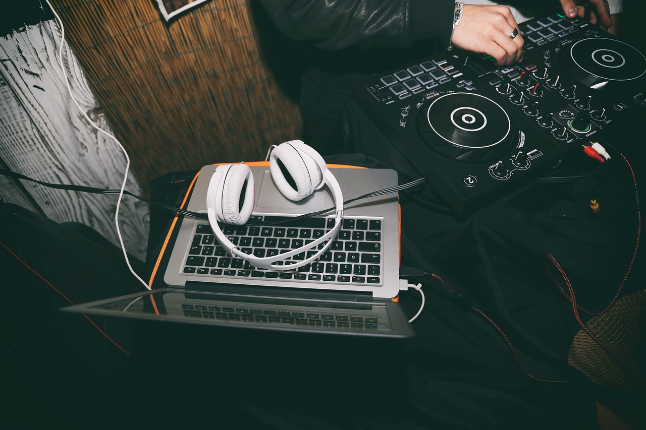 headphones, laptop, dj-4595492.jpg